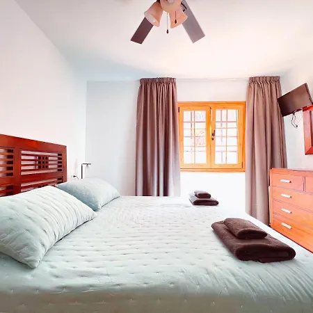 شقة One Bedroom Apartment On First Line Of El Duque Beach, Pd01