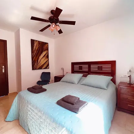 One Bedroom Apartment On First Line Of El Duque Beach, Pd01 شقة