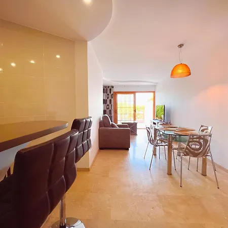 One Bedroom Apartment On First Line Of El Duque Beach, Pd01 شقة *